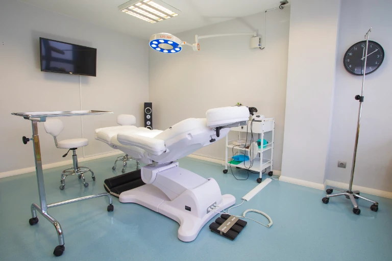 Sala de consultas y quirófano para trasplantes de pelo del centro estético y capilar Medical Esthetic Group en la ciudad de Barcelona